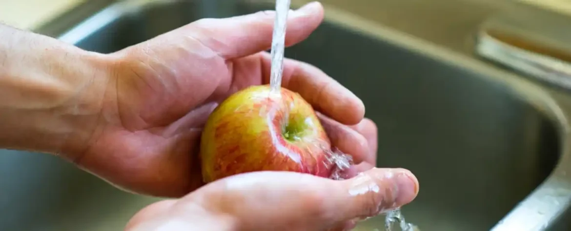 Mikrobiolog objašnjava najbolji način za pranje voća i povrća