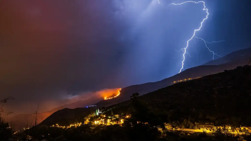 Snažno nevreme pogodilo Hrvatsku: Gromovi i munje izazvali više požara u delovima Dalmacije