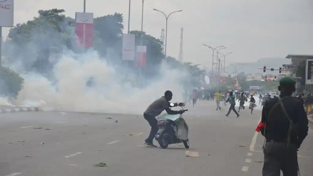 Novinari koji prate proteste u Nigeriji izbegavaju metke dok policija hapsi skoro 700 ljudi