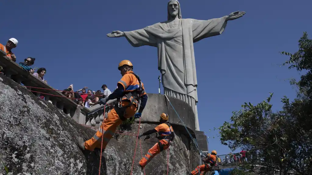 Penjači iz Rio de Žaneira čiste mesto statue Hrista Iskupitelja