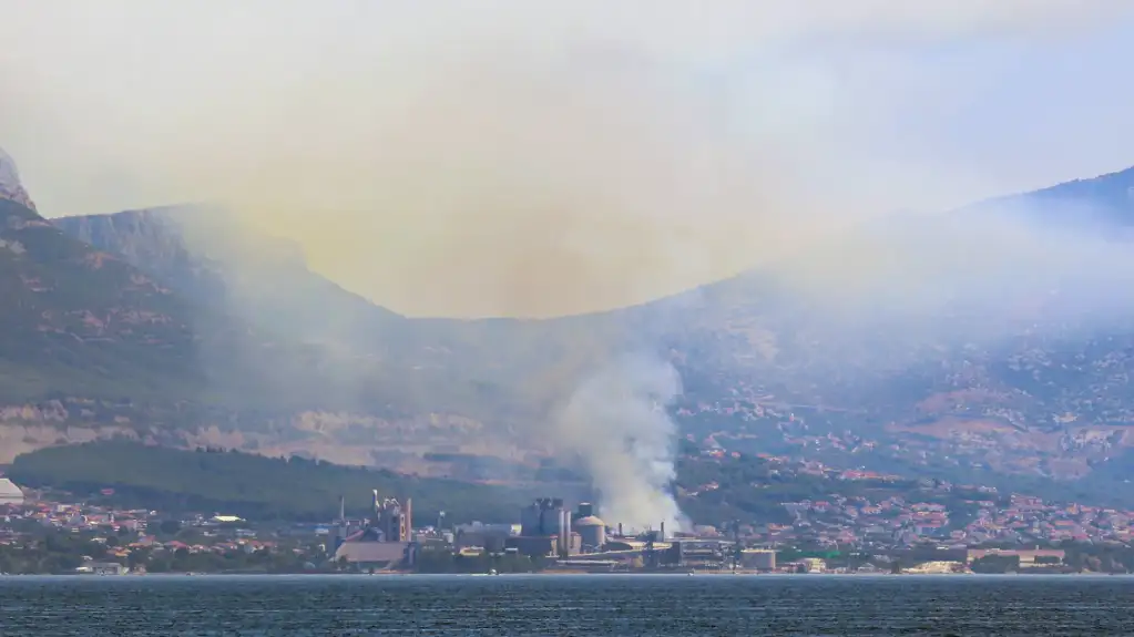 Kratkotrajna kiša pomogla hrvatskim vatrogascima, ali požari kod Splita još aktivni