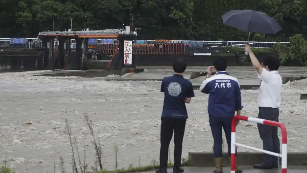 Tropska oluja izazvala je jaku kišu oko Tokija nakon što je izazvala poplave u južnom Japanu