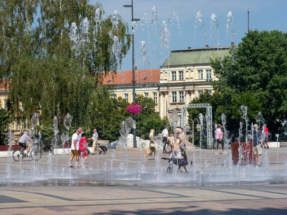 Do kraja dana oblačno sa kišom mestimično, temperatura do 37 stepeni