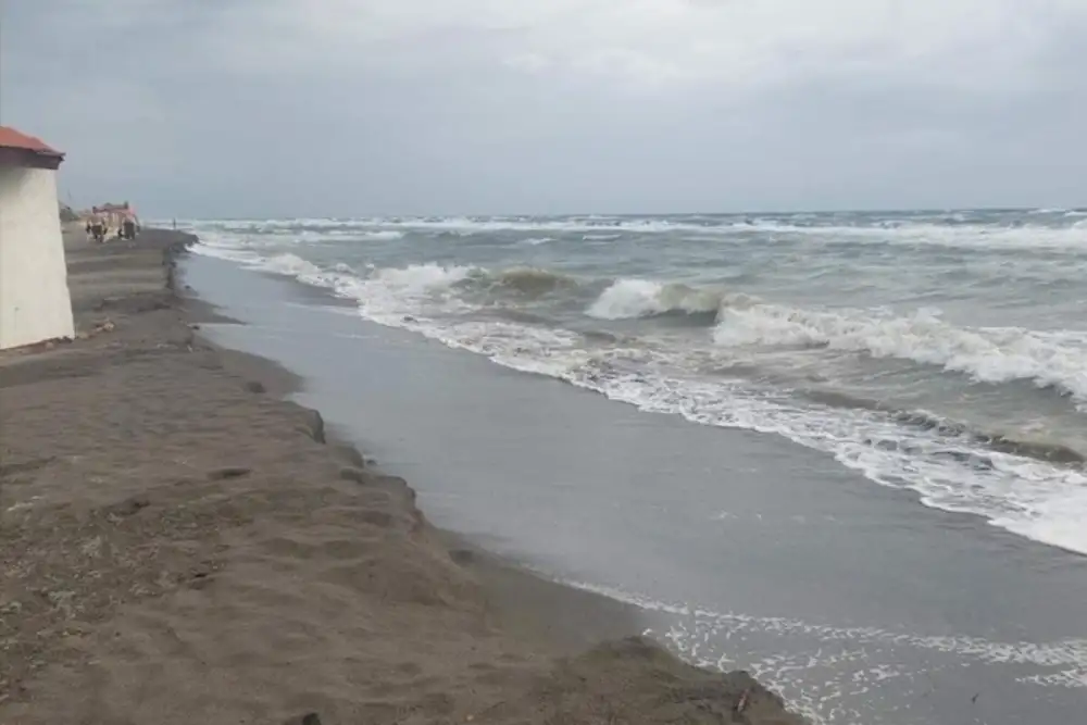 Usled nevremena plažu na Adi Bojani opet poklopili talasi