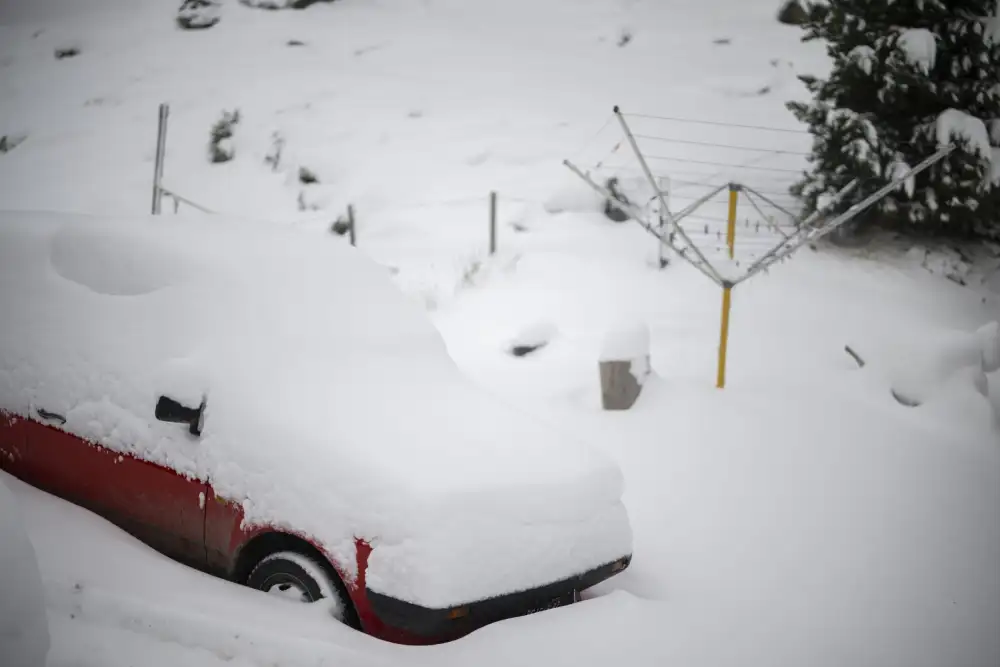 Neverovatni prizori iz Austrije: Snežni pokrivač do pojasa, zatrpane kuće i automobili