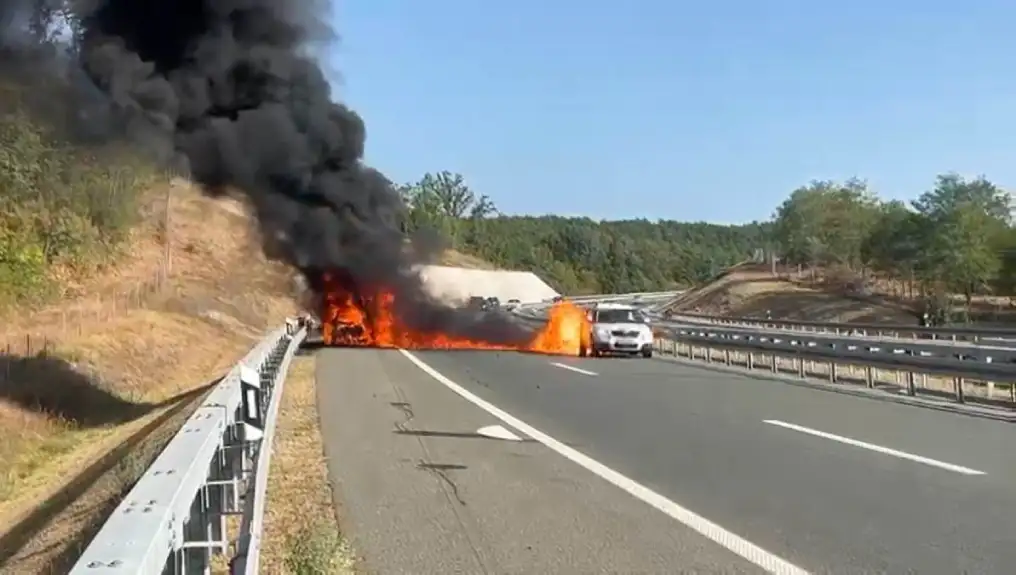 Zapalio se automobil na auto-putu „Miloš Veliki“