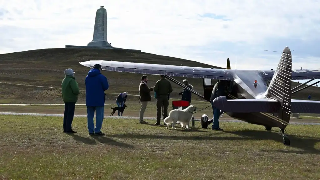 Tragedija u SAD: Srušio se mali avion kod nacionalnog spomenika „Braća Rajt“, poginulo nekoliko ljudi