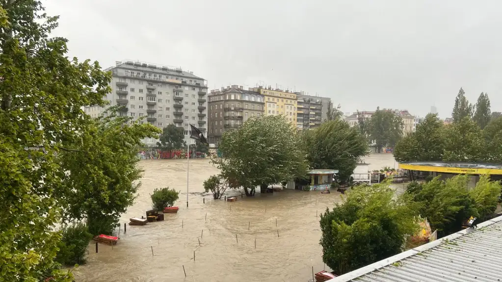 Beč: Izlio se kanal Dunava, kuće poplavljene, vatrogasci evakuišu ljude čamcima