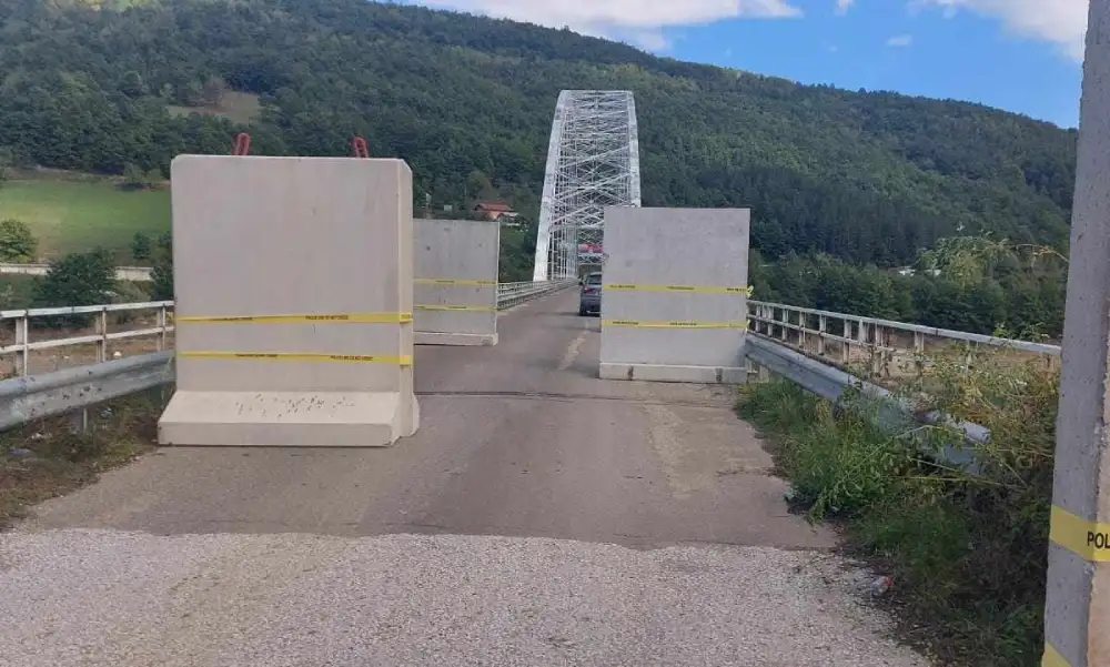 Kosovska policija postavila betonske prepreke za kamione na mostu kod Brnjaka