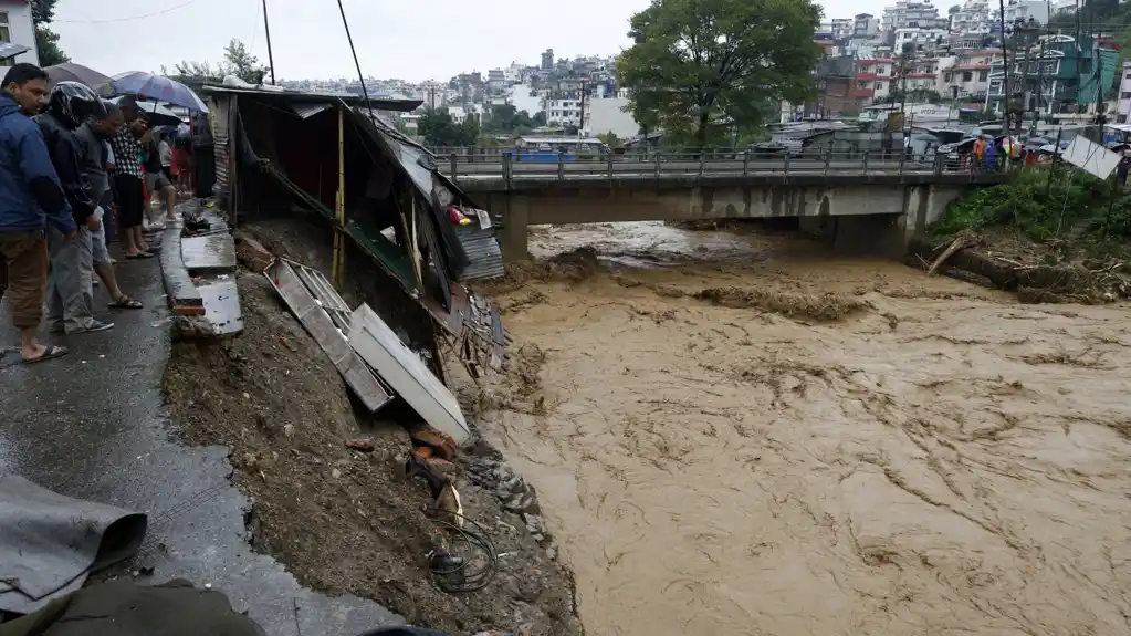 Broj poginulih u poplavama i klizištima u Nepalu dostigao najmanje 100, a desetine se vode kao nestale