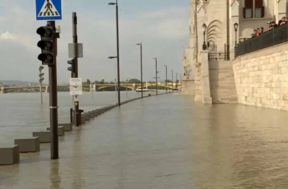 Poplavni talas u Budimpešti sve bliže: Šetalište kod zgrade parlamenta potpuno pod vodom