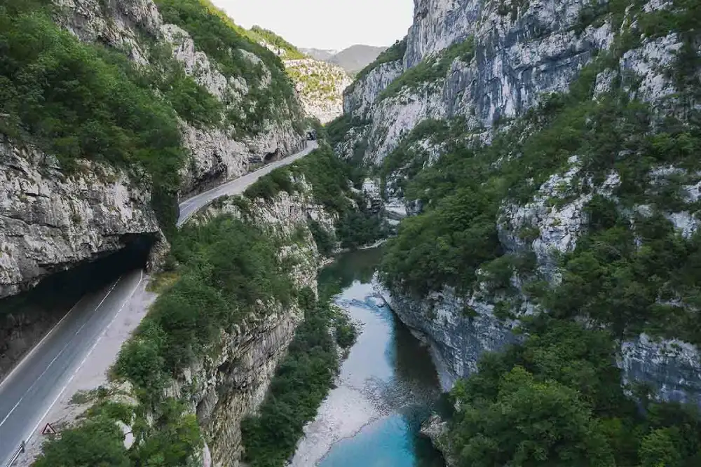 Podgoričanin pao u kanjon Morače, teško povređen