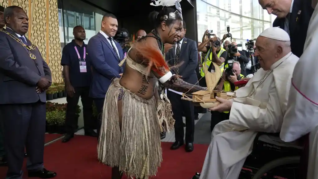 Papa poziva na okončanje plemenskih sukoba na Papui Novoj Gvineje, održivo vađenje resursa