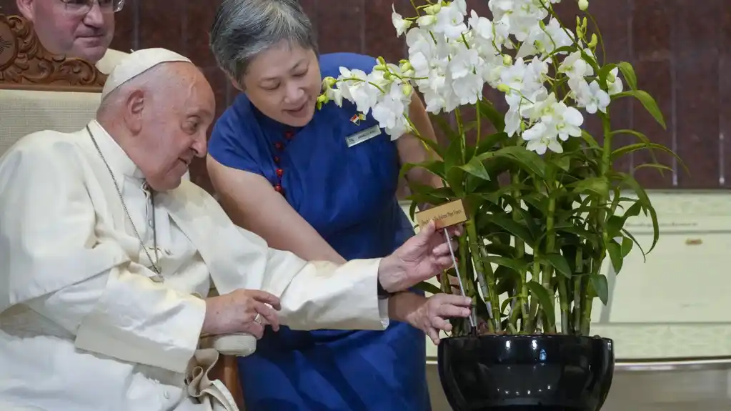 Papa se divi singapurskim neboderima ali traži zaštitu stranih radnika