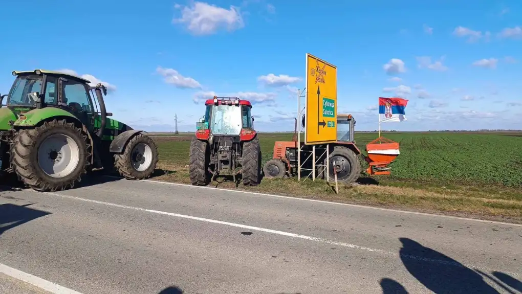 Poljoprivrednici iz Subotice traktorima blokirali Ipsilon krak