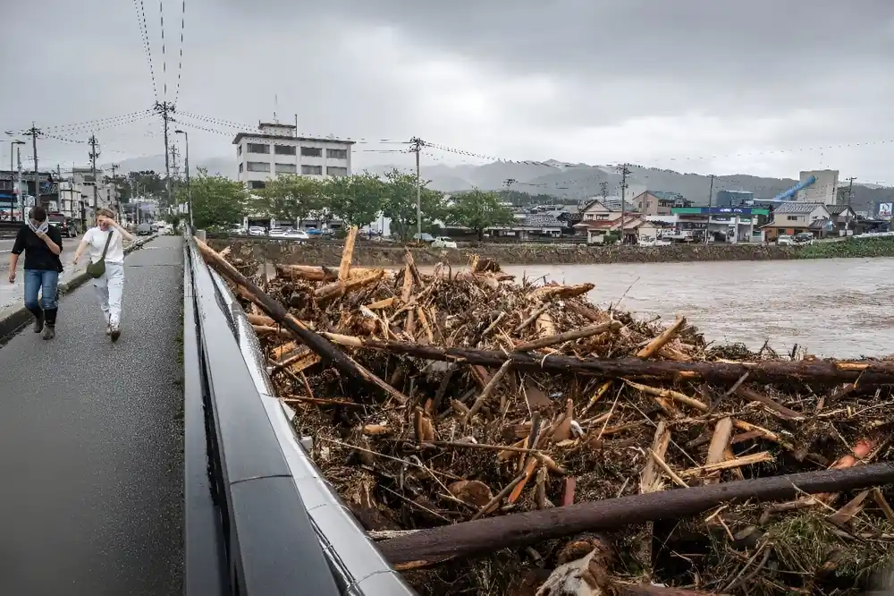 Poplave i klizišta pogodili su centralni Japan nekoliko meseci nakon velikog zemljotresa