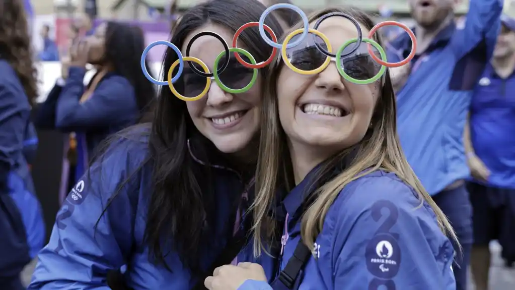 Sa paradom sportista na Jelisejskim poljima, Francuska priređuje poslednju zabavu za Olimpijske igre u Parizu