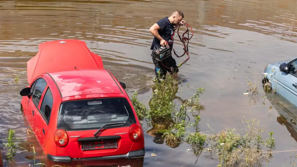 U Sloveniji se nakon obilnih kiša izlila Soča, poplavljeni putevi, podrumi i polja