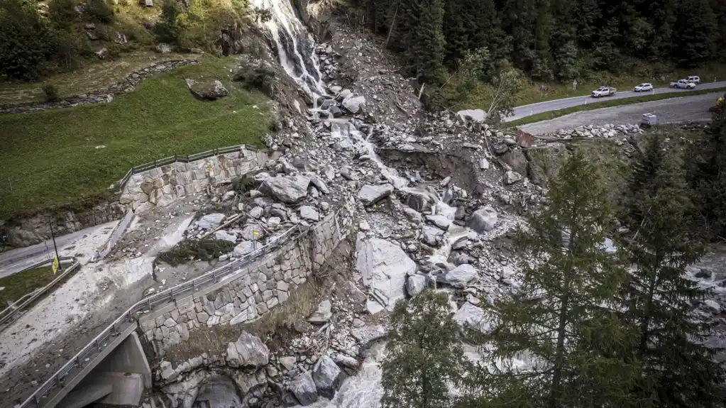 Helikopterske ekipe evakuisale stotine turista iz švajcarskog odmarališta Saas Fee zbog odrona blata