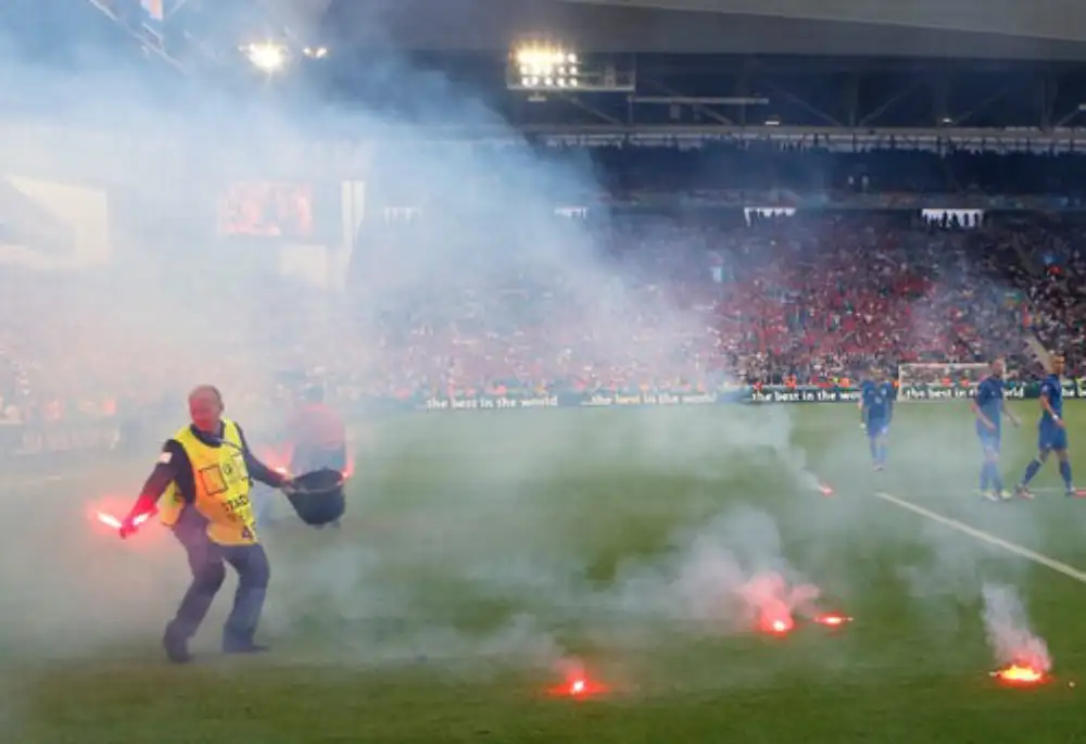 Gradski derbi u Belgijskoj ligi prekinut nakon što su navijači ubacili vatromet na teren