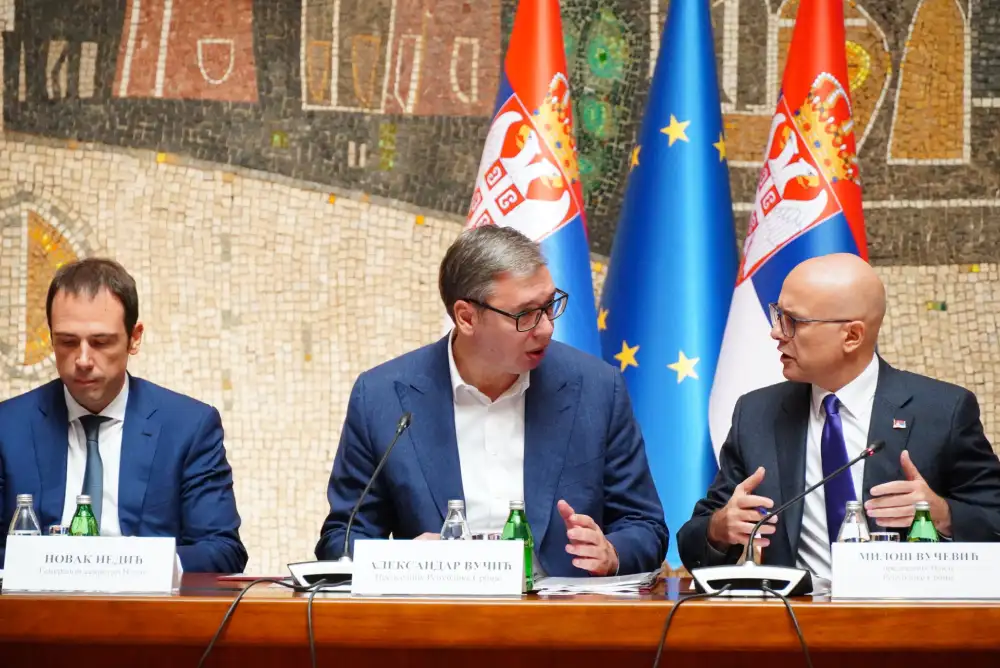 Vučić: Ministri na Vladi podržali predlog o vraćanju vojnog roka