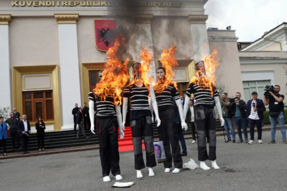 Albanski opozicioni poslanici protestovali u Parlamentu, palili figure političara