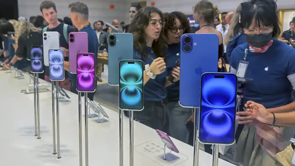 Apple beleži oporavak prodaje iPhone-a uz pomoć AI, ali suočava se sa izazovima u sektoru usluga