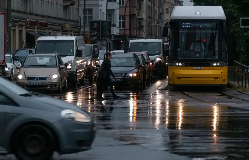 Ljudi koji redovno doživljavaju svetlije noći i tamnije dane imaju veći rizik od smrtnosti, sugeriše studija