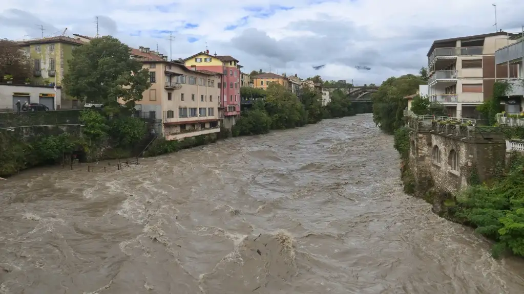 Jako nevreme na severu Italije: U Lombardiji crveni meteoalarm, kod jezera Komo poplava i klizište