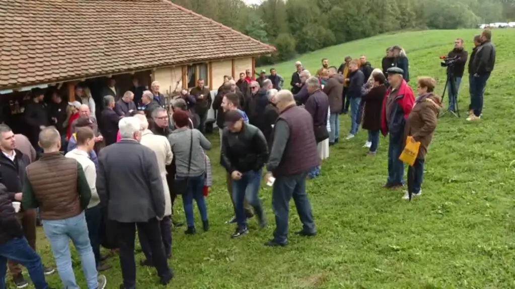 Poslanici opozicije obišli bušotine u Gornjim Nedeljicama