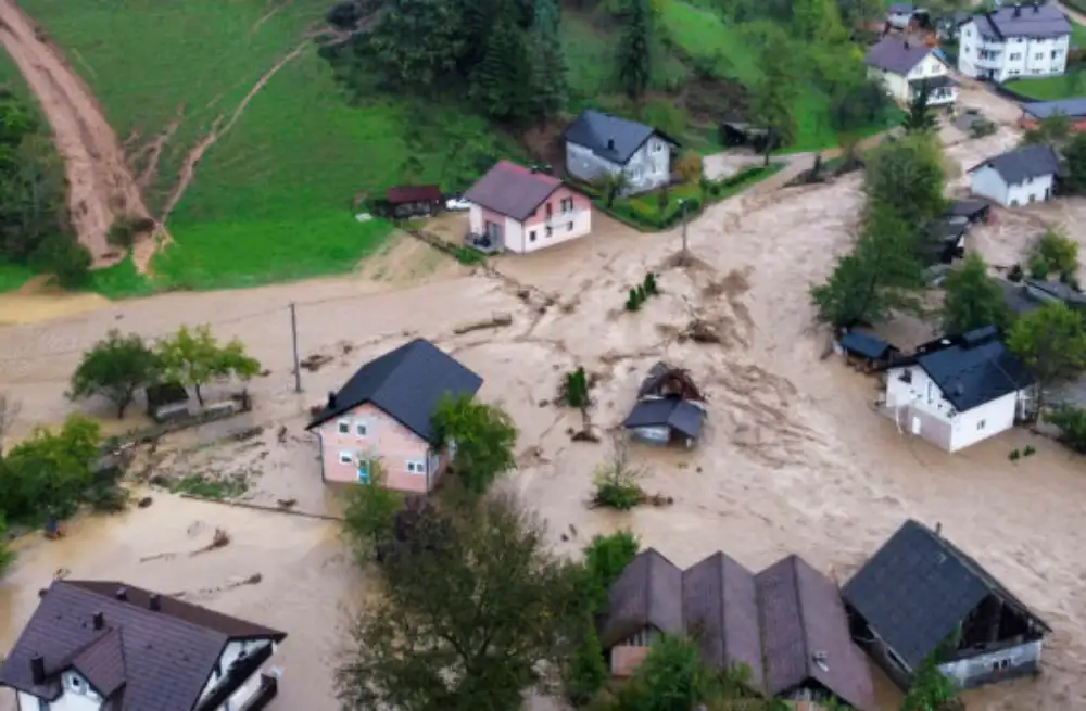 Poplave i u Crnoj Gori: Odsečena poneka sela, voda prodrla u kuće