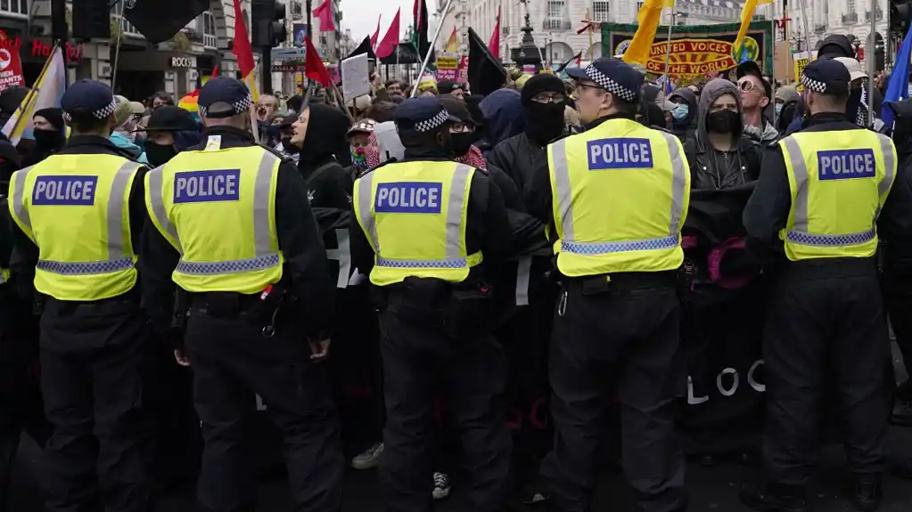 Pristalice britanske krajnje desnice okupljaju se dok demonstranti protiv rasizma organizuju kontraproteste