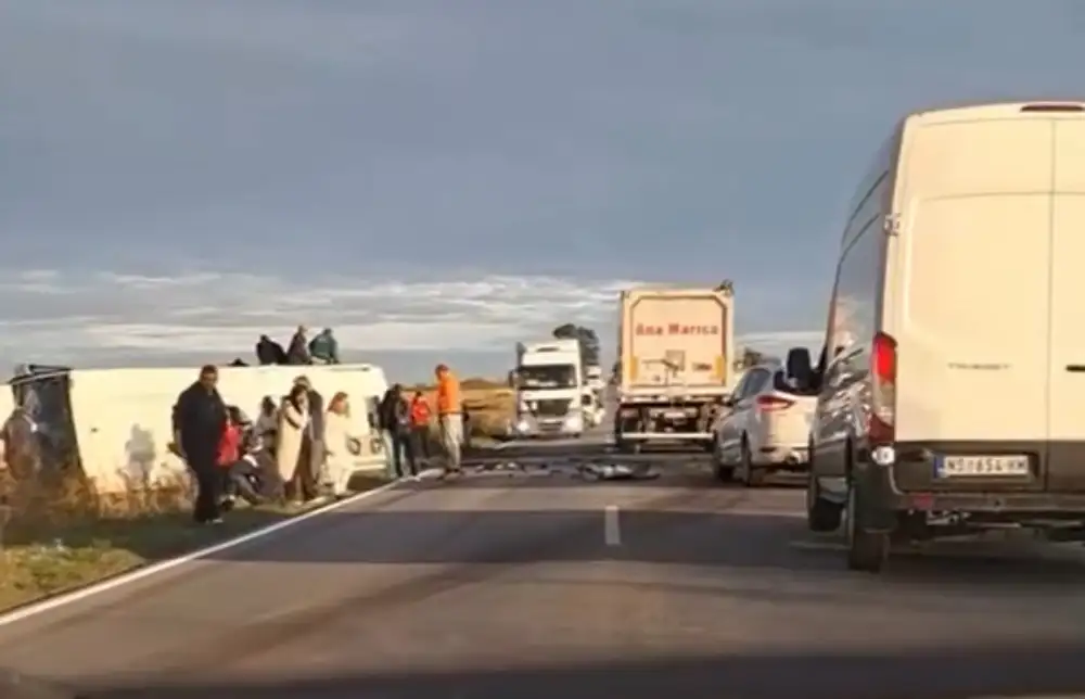 Sudar autobusa i automobila kod Inđije: Jedan poginuo, 36 povređenih, četvoro teško