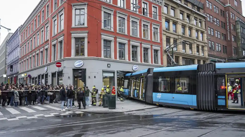 Tramvaj iskočio iz šina i uleteo u prodavnicu u norveškoj prestonici, četiri osobe lakše povređene