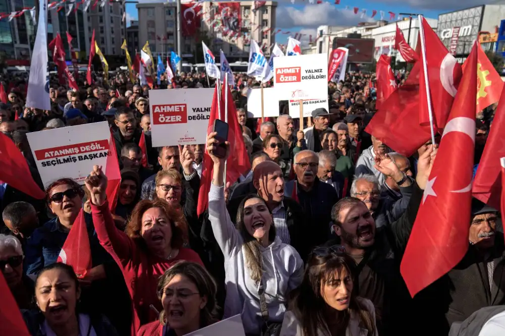 Stotine demonstranata u Turskoj protestuje protiv smene opozicionog gradonačelnika