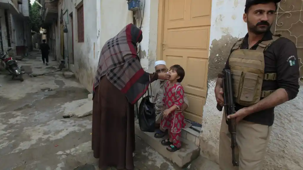 U napadu na zdravstveni centar korišćen u kampanji protiv poliomijelitisa u Pakistanu ubijena su 2 policajca