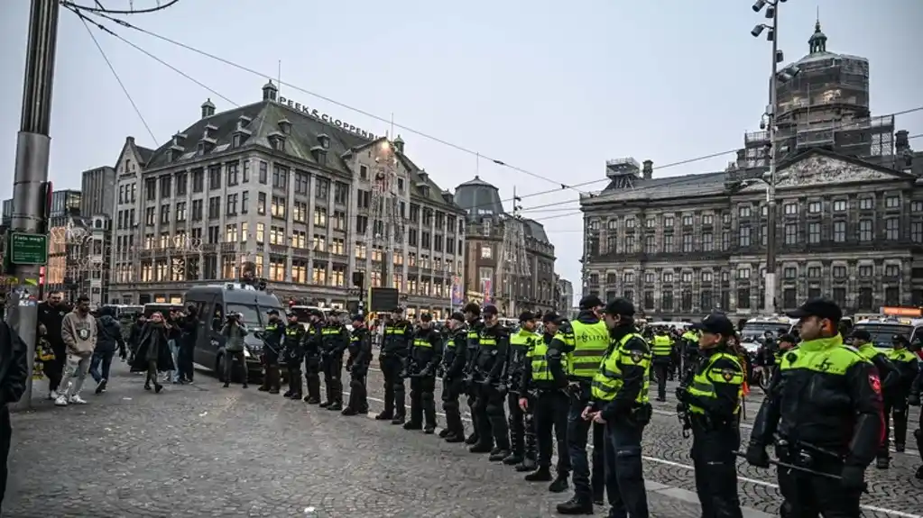 Demonstranti zapalili tramvaj u Amsterdamu