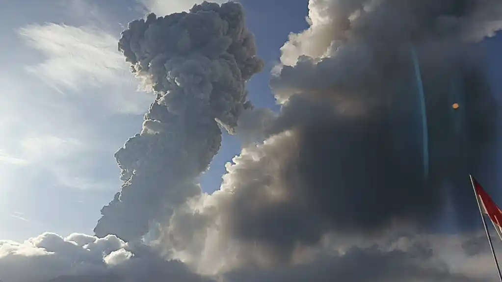 Indonezijska planina Levotobi Laki Laki eruptira drugi put za nedelju dana