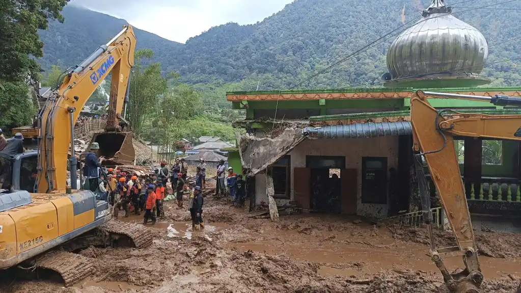 Klizišta i poplave pogodile indonezijsko ostrvo Sumatra, ostavivši 16 mrtvih i 6 nestalih