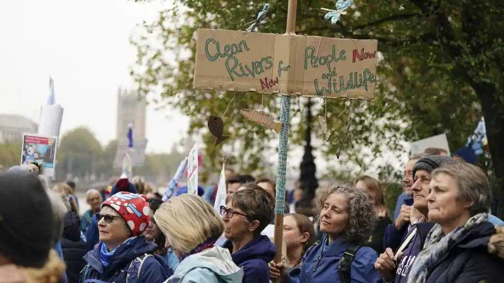 Londonski demonstranti zahtevaju od vodovodnih kompanija da očiste reke zagađene kanalizacijom