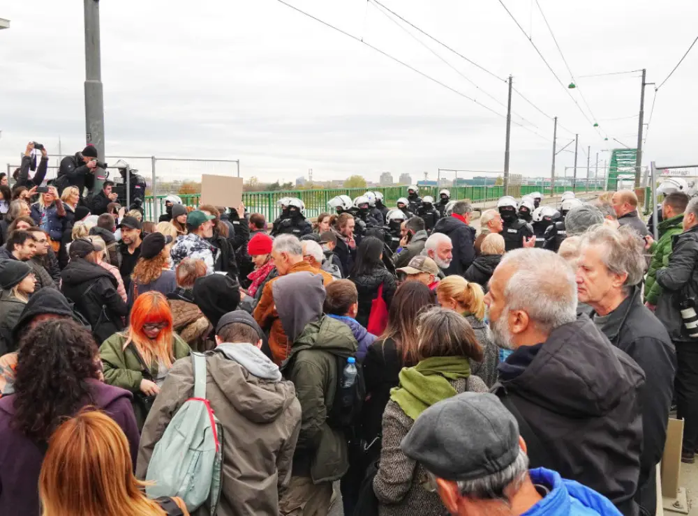 Grupe građana okupile se u više gradova da odaju poštu