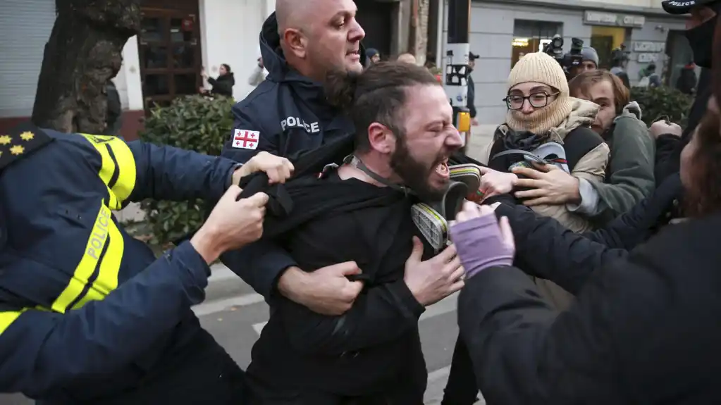 Demonstracije u Tbilisiju: Sukobi s policijom zbog spornih parlamentarnih izbora