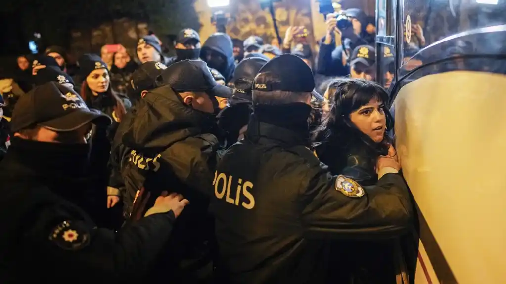 Policija u Turskoj privodi demonstrante koji traže veću zaštitu žena od nasilja