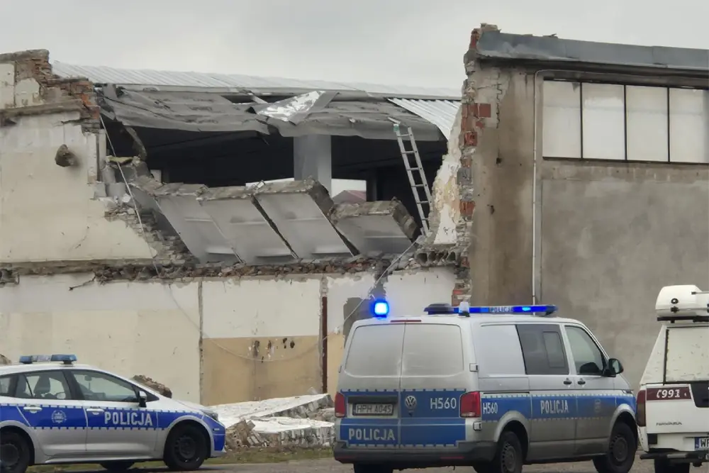 Srušio se krov na autobuskoj stanici u Poljskoj, poginula jedna osoba