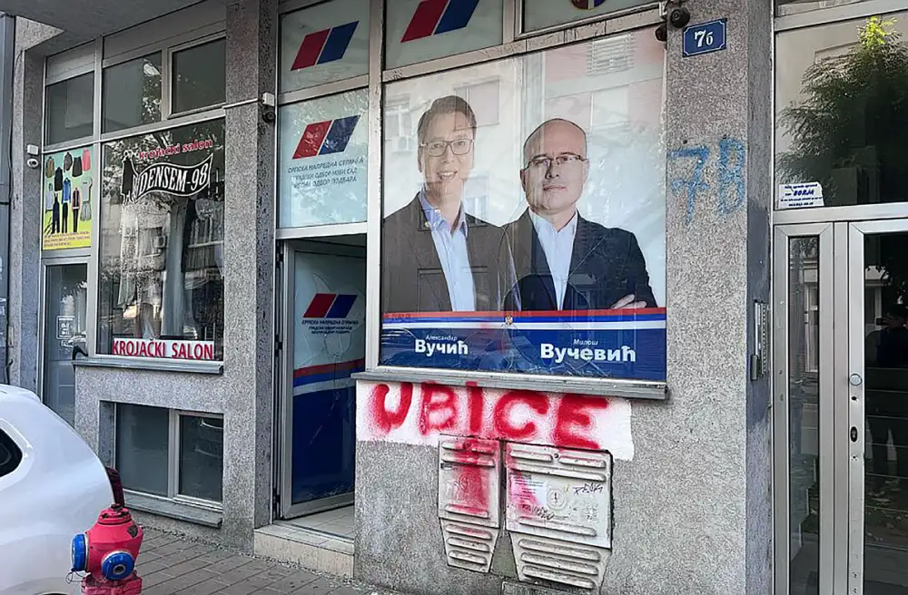 Razbijena stakla na prostorijama SNS-a u Novom Sadu, ispisan grafit „Ubice“