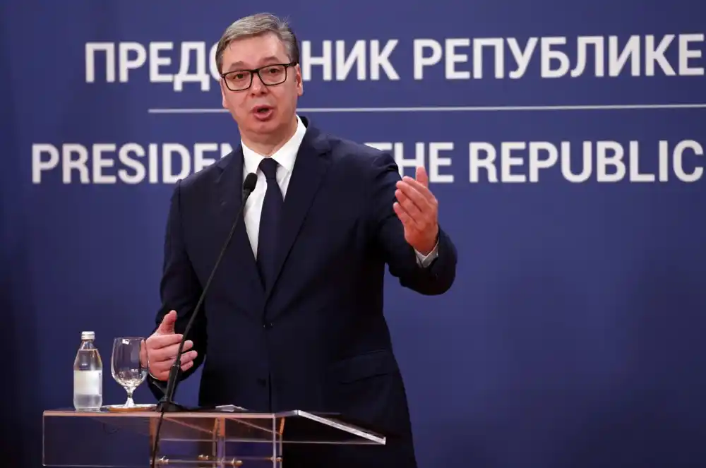 Vučić: Srpsku trobojku niko nije pobedio, pa ni oni koji protestuju u Novom Sadu