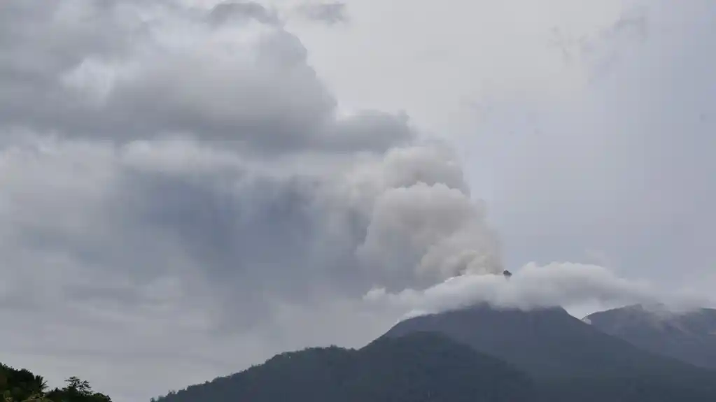 Vulkanska erupcija spalila kuće u Indoneziji, usmrtivši najmanje 6 ljudi