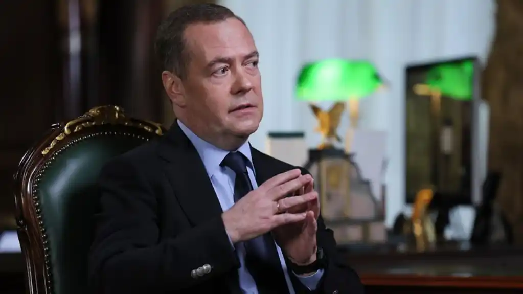 Medvedev upozorava Harisovu i Trampa – mešanje u rat put u pakao