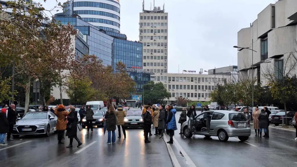 Srbija i Novi Sad i danas zastaju u 11.52