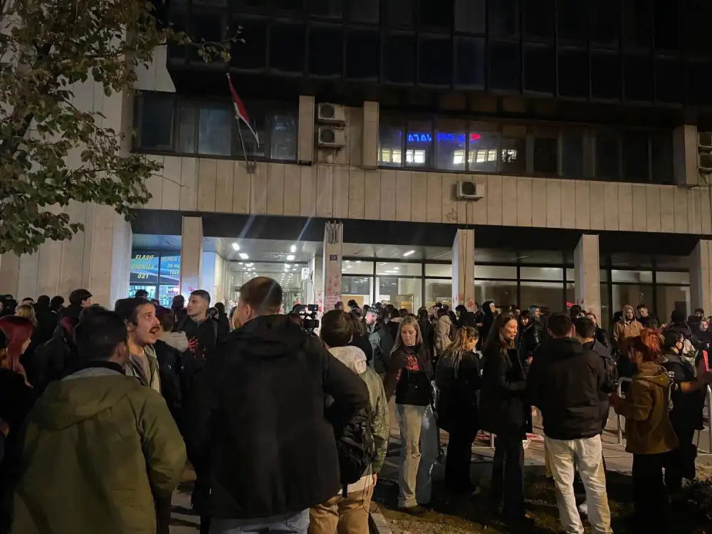 Završen protest u Novom Sadu, okupljeni blokirali raskrsnica kod Železničke stanice